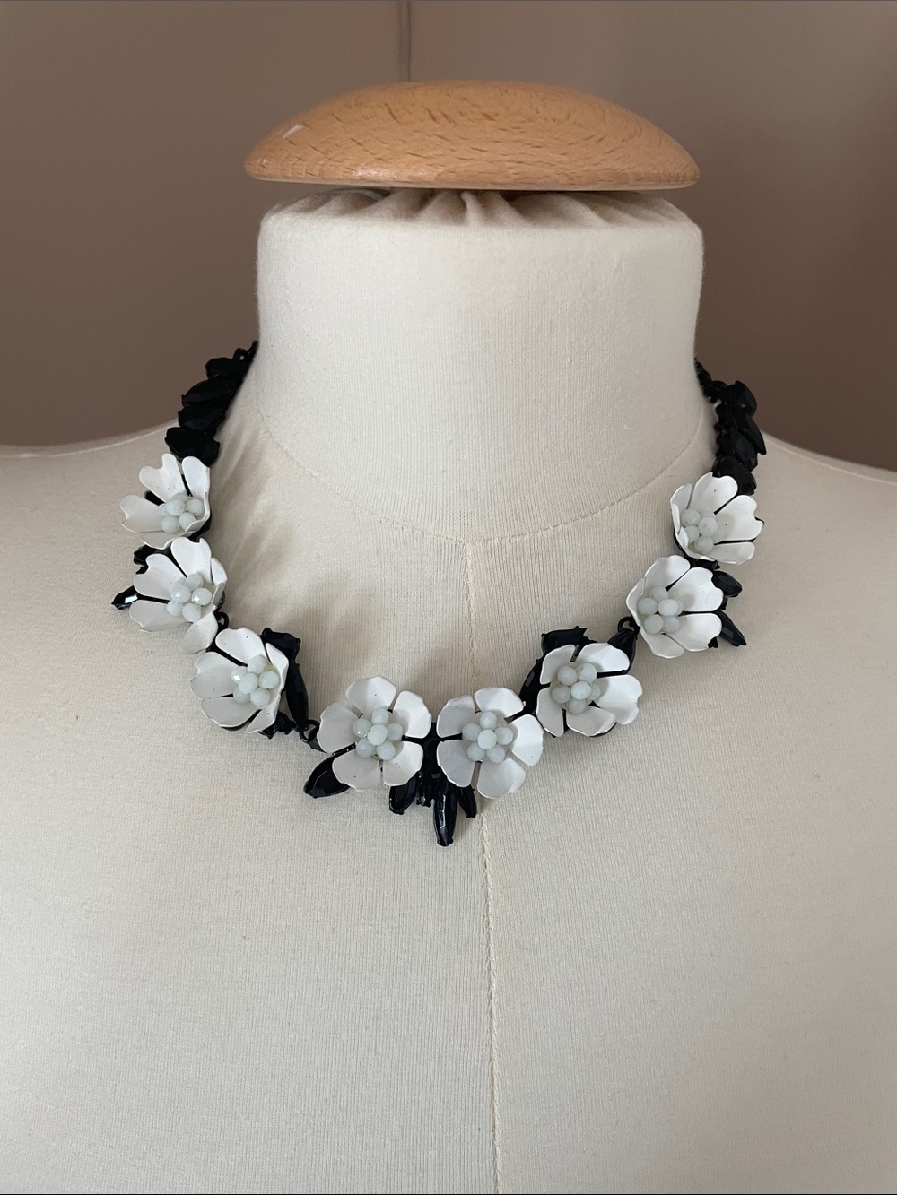 Black & white 3D flower necklace